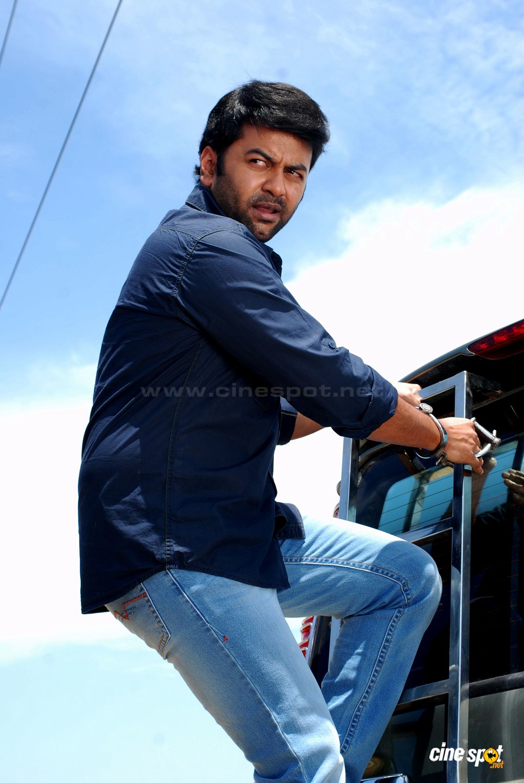 Posted by vikky at 3:49 AM